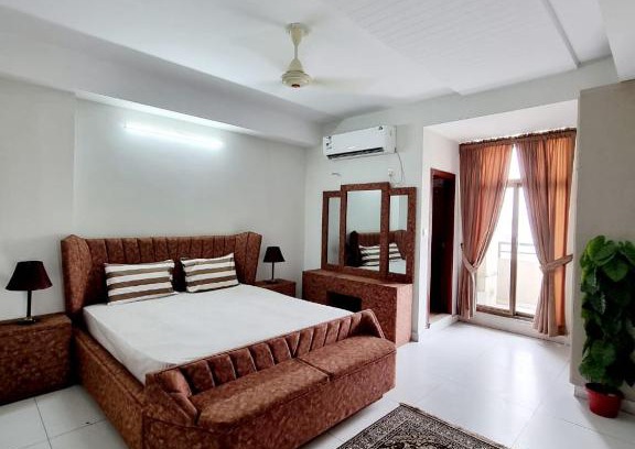 Hassan Abdal Apartamento | Three Bed Attached Bath Netflix Wifi Smart TV Parking WFH Desk Near Airport