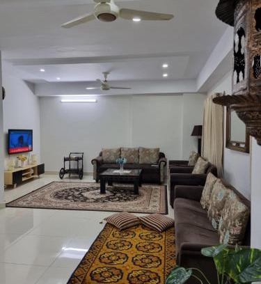 Hassan Abdal Apartamento | Three Bed Attached Bath Netflix Wifi Smart TV Parking Near Airport