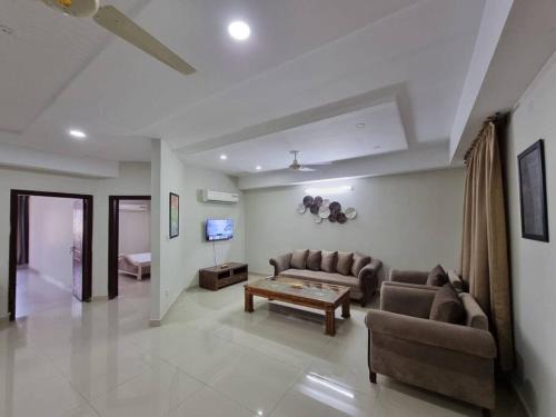 Hassan Abdal Apartamento | Three Bed Attached Bath Netflix Wifi Smart TV Parking WFH Desk Near Airport