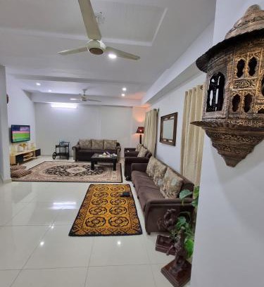 Hassan Abdal Apartamento | Three Bed Attached Bath Netflix Wifi Smart TV Parking WFH Desk