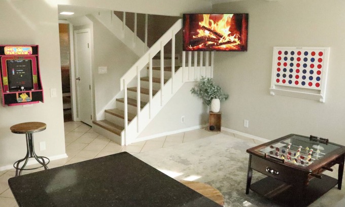Brandon Condominio | Three bed Condo with full kitchen, pool, and lake access.