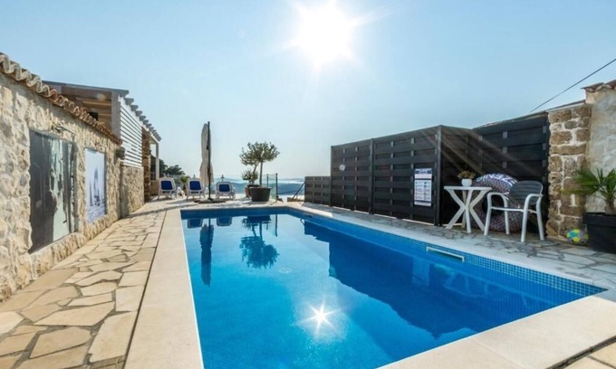 Meterize Apartamento | Apartamento de tres habitaciones con terraza y vista al mar Sibenik (A-22457-a)