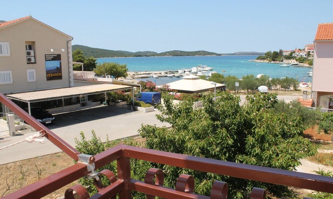 Zaboric Apartamento | Apartamento de tres habitaciones con terraza y vista al mar Zaboric, Sibenik (A-2190-a)