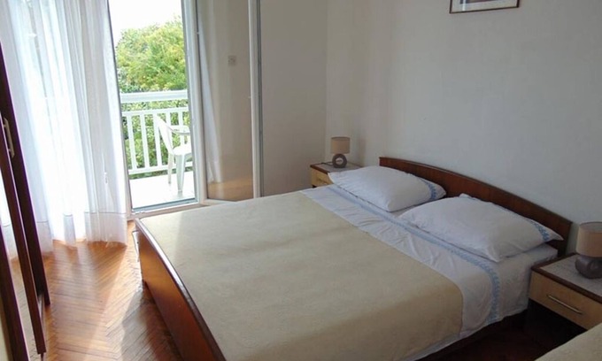 Sucuraj Apartamento | Apartamento de tres habitaciones con balcón y vista al mar Sucuraj, Hvar (A-12887-a)