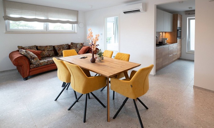 Sezana Apartamento | Three Bedroom Apartment with Balcony and pool