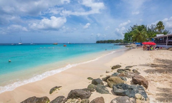 Sunset Crest Apartamento | **ENQUIRE FOR BEST RATES** Three Bedroom Beach front apartment in Holetown with super seaviews