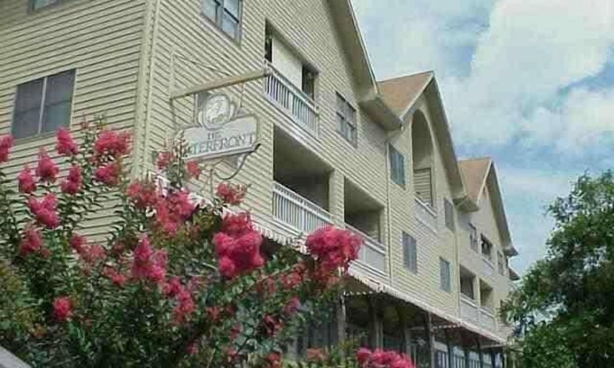 Historic Downtown Manteo Condominio | Ático de tres dormitorios con vistas a la bahía en el distrito histórico con vistas al puerto de Manteo
