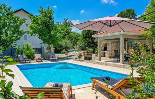 Prolozac Casa | Three-Bedroom Holiday Home In Sumet
