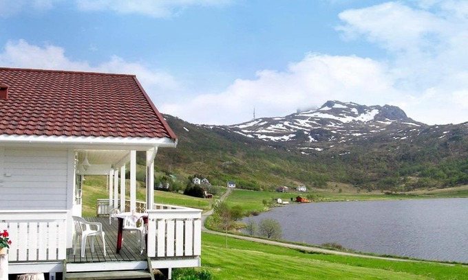 Bostad Casa | Three-Bedroom Holiday home in Leknes 1