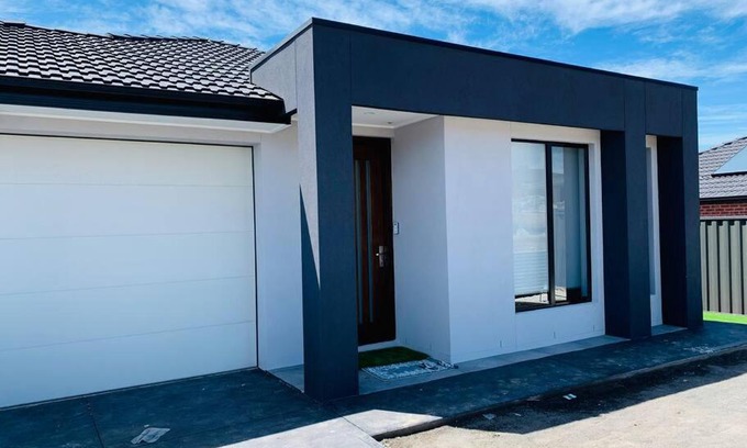 Wallan Casa | Three bedroom home in Wallan with Mountain view