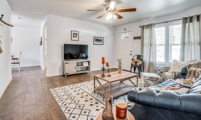 Meadowbrook Casa | Three bedroom house minutes from Ft. Worth and Arlington