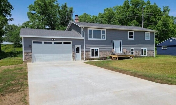 Lake Odessa Casa | Three bedroom Lakehouse, free parking