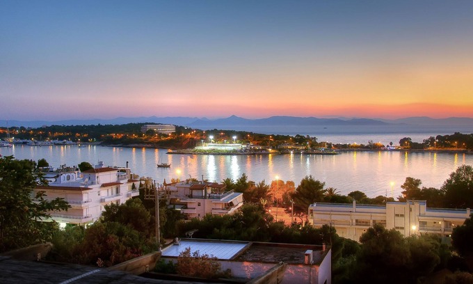 Vouliagmeni Apartamento | Three Bedroom Panoramic Sea View Maisonette by BluPine (Vouliagmeni Stylish)
