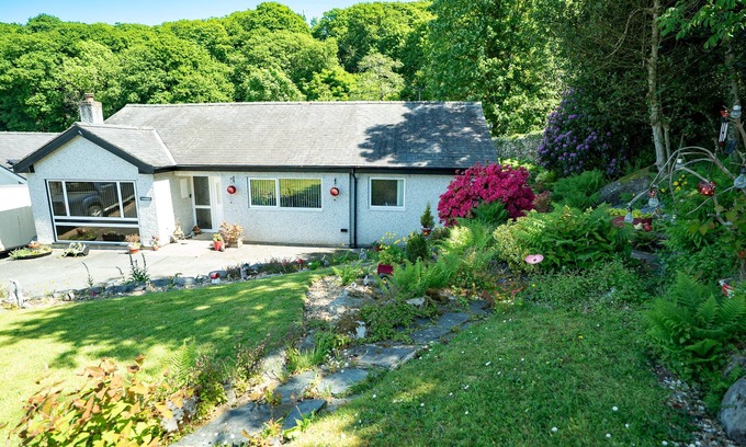 Harlech Cabaña | Three Bedroom Pet Friendly Holiday Cottage in Harlech | Mehefin
