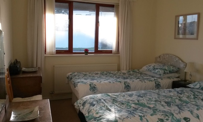 Trearddur Bay Casa | Three bedroom pet friendly bungalow in a quiet location 10 mins walk of beach