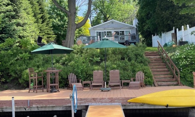 Skaneateles Casa | Three Birds Cottage: Nivel Skaneateles Lake Sunset Side