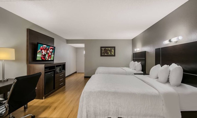 Ashley Oaks Hotel | Three Charming Rooms w/ Complimentary Breakfast | Budget Wise Stay