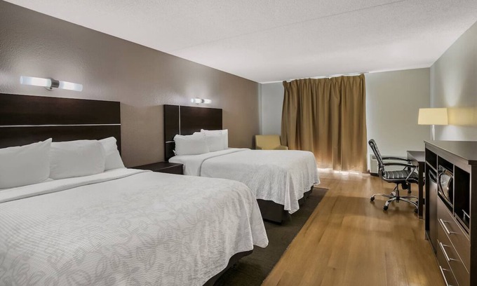Ashley Oaks Hotel | Three Comfortable Rooms w/ Free Hot Breakfast Daily | Free Parking