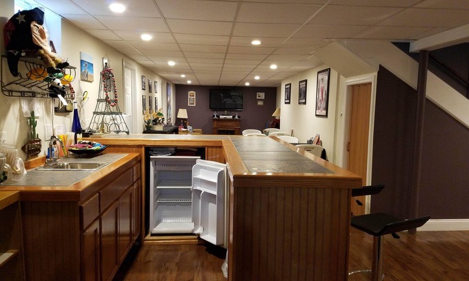 Bangor Casa | Three floors of spacious living, centrally located.