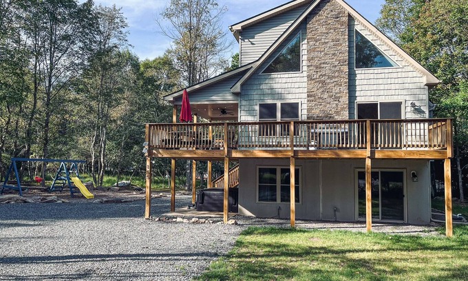 Albrightsville Chalet De Esquí | Three Level Luxury Chalet w/ Hot Tub & Fireplace