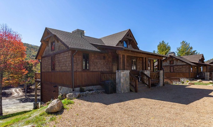 Banner Elk Cabina | Three Little Bears at Eagles Nest - pet friendly, walk to tennis