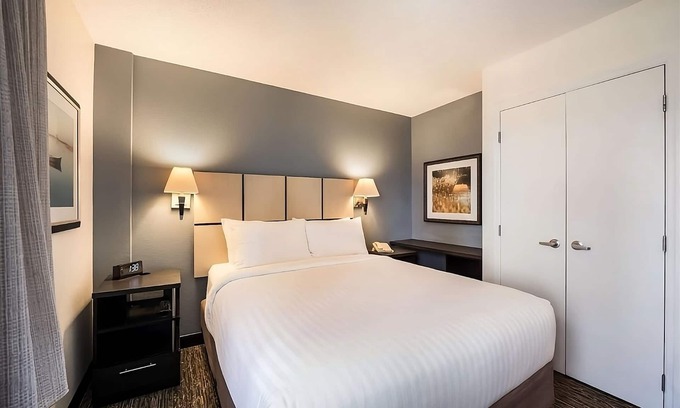 North Arlington Hotel | Three Pet-friendly Units! Comes with Full Kitchens, Near Six Flags Over Texas!