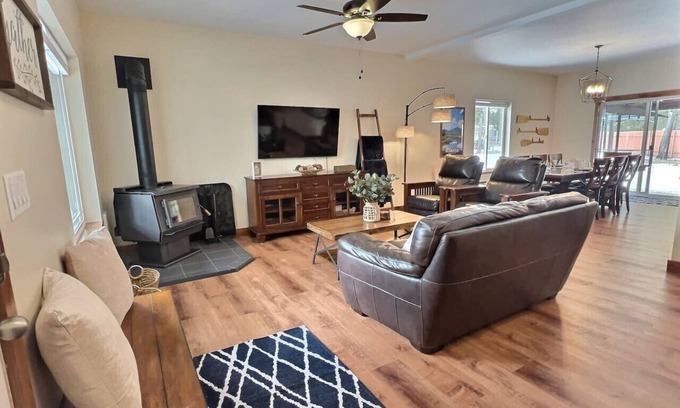 Oregon Water Wonderland Casa | Three Rivers 5BR Hot Tub + Game Room Retreat
