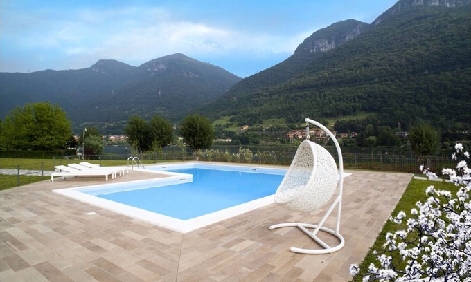 Spinone Al Lago Apartamento | Apartamento de tres habitaciones frente al lago en una residencia con piscina de temporada y solárium
