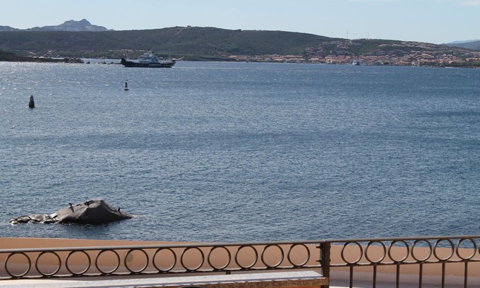 La Maddalena Apartamento | apartamento de tres habitaciones en un entorno tranquilo con vistas al mar terraza