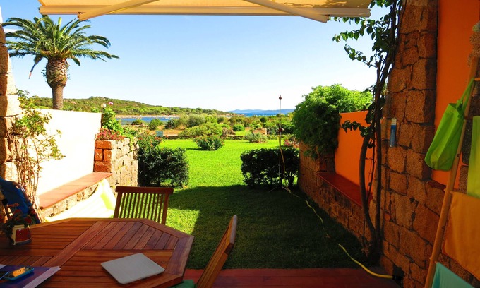 San Teodoro Apartamento | Apartamento de tres habitaciones, jardín con vistas al mar, a 200 metros de Salina Bamba y a 800 metros de Cala Brandinchi.
