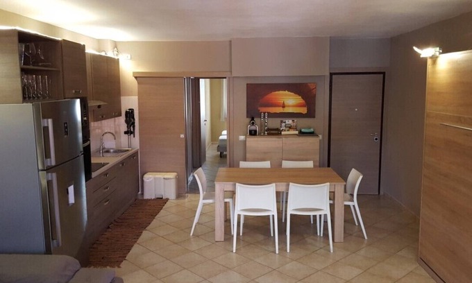 Santa Teresa di Gallura Apartamento | Apartamento de tres habitaciones con 2 baños, amplia terraza y jardín equipado.