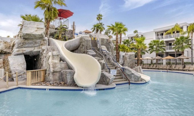 Canyon Corridor Complejo | Three Spacious 2BR Suite w/ Balcony | Kitchen + Living Area | 2 Swimming Pools