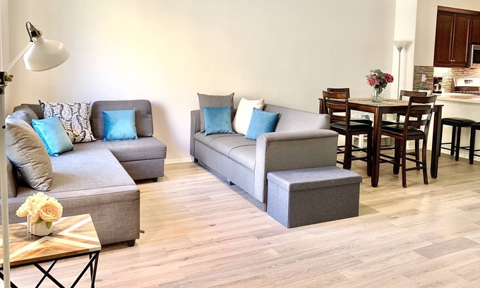 Camarillo Casa | Whole 2 Stories Cocina privada y sala de estar