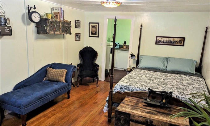 Westlake Cabina | Ticketmaster Chamber - Lakefront Studio Vacation Rental