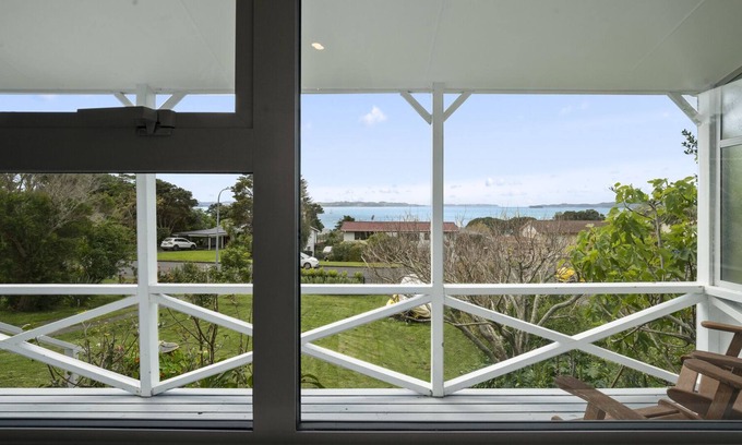 Algies Bay Casa | TIDE AND TRUE - ALGIES BAY HOLIDAY HOME, with a garden in Algies Bay