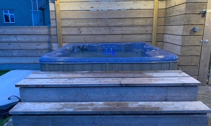 Trearddur Bay Cabaña | Tideaway - a coastal that sleeps 4 guests in 2 bedrooms