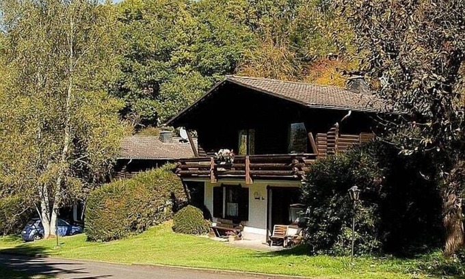 Schoenecken Chalet De Esquí | Tidy chalet with fireplace, located in wooded area
