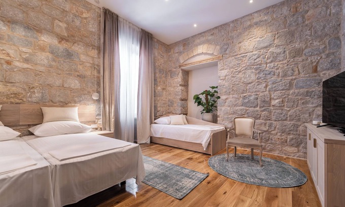 Old Town Hotel | Tifani Luxury Rooms 3