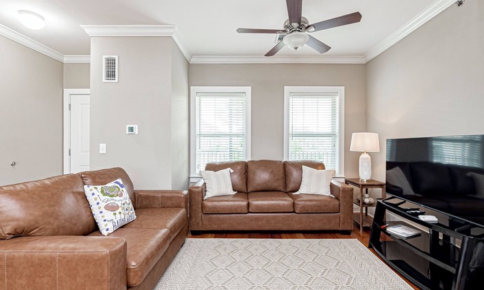 Highlands - Perkins Condominio | Tiger Tailgate Retreat – Walk to LSU Stadium & Campus Fun!