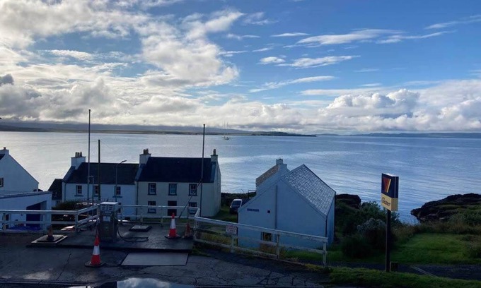 Port Charlotte Cabaña | Tigh Grianach: Discover Port Charlotte in a family cottage on the Isle of Islay.