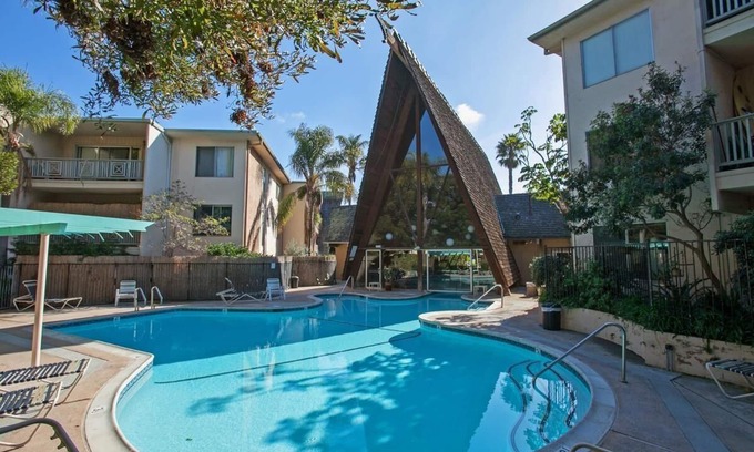 Point Loma Heights Condominio | Tiki Condo -charming, tropical, retro; great location near beach; pool & parking