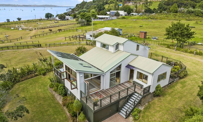 Blackpool Casa | Tikirau Bay Views - Tikirau Bay Views is a wonderfully appointed family holiday home right next to the beach in Oneroa. With three bedrooms (2 x singles and 2 x queens) and a good sized family bathroom, this is the perfect location for a family group