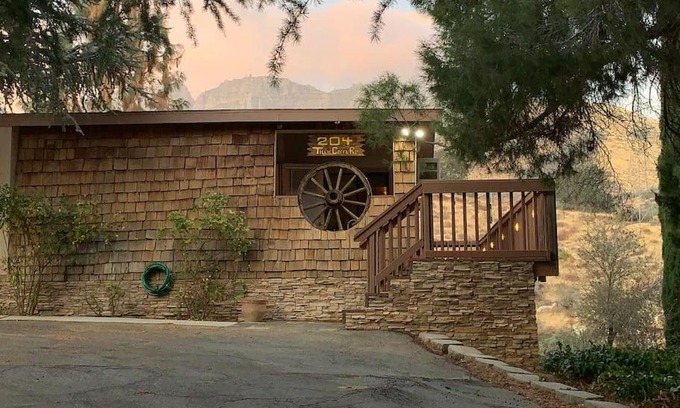 Wofford Heights Casa | Tillie Creek Retreat: a Creekside Oasis