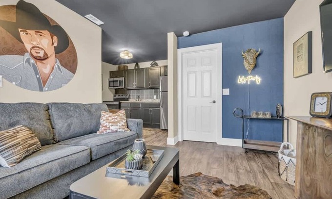 Hope Gardens Apartamento | Tim McGraw Themed Apartment!