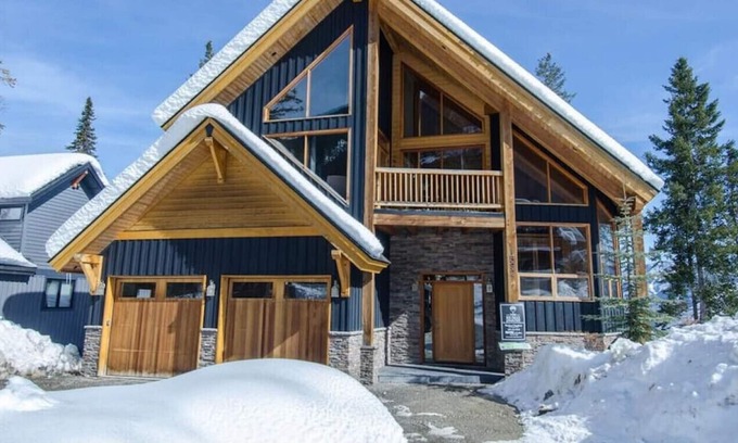 Golden Chalet De Esquí | Timber frame, vaulted ceiling chalet with views!