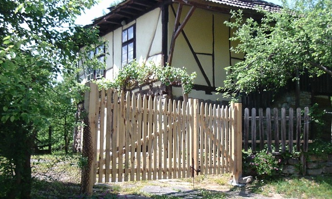 Voynishka Casa | Casa enmarcada de madera cerca de Apriltsi hermosa conservada con baño moderno.