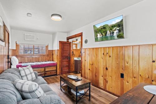 Colorado Springs Casa | Timber Lodge #1
