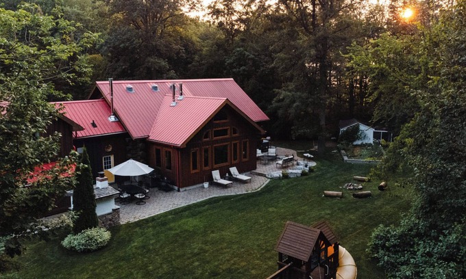 Centre Wellington Casa | Timber Sky Estate - Family & Pet-Friendly Log Cabin in Elora