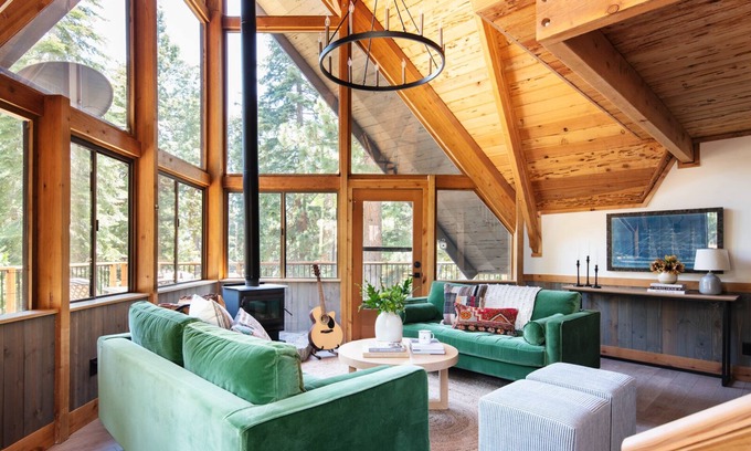 Carnelian Bay Chalet De Esquí | Timberline by AvantStay | Stunning Chalet Cabin w/ Hot Tub & Home Theater!