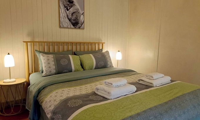 Kalimna Casa | TimberLoo Cottage (1 Queen Bed) SPA & Wood Stove